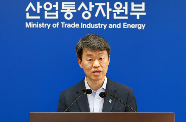  나승식 산업통상자원부 무역투자실장이 2일 정부세종청사에서 브리핑을 통해 일본의 수출규제에 대한 WTO 제소 방침을 밝히고 있다 산업통상자원부
