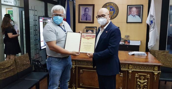 필리핀 앙헬레스 시정부가 김기영 중부루손문화원장오른쪽에게 감사장을 전달했다